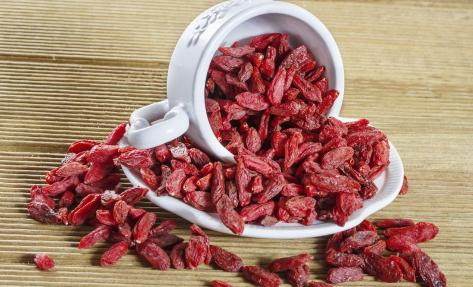 枸杞直接吃好還是泡水喝好？中醫專家終于給出答案了