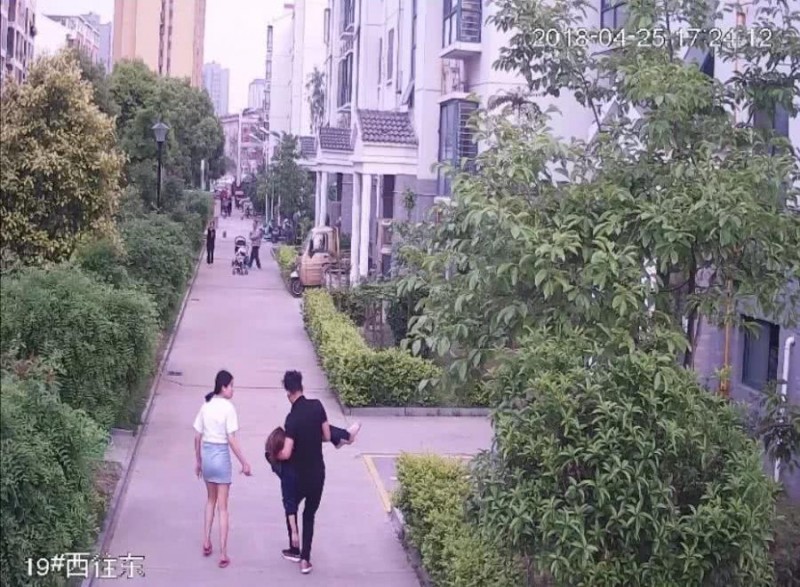 李芳跳下后，張軍和室友下樓匆忙送李芳去醫院。受訪者供圖