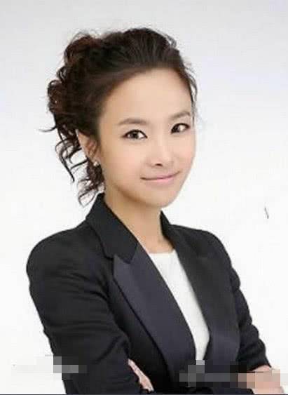 30歲韓國女主持人宋芝善跳19樓自殺，死后被曝8小時(shí)內(nèi)需同時(shí)伺候四人